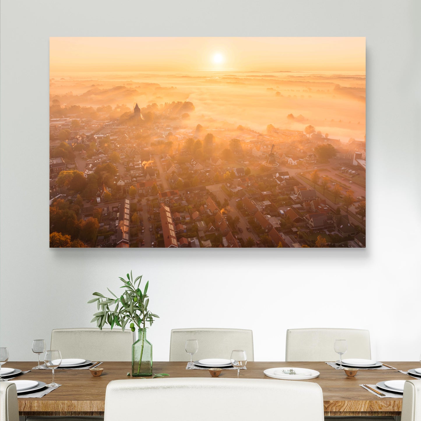 Een magische ochtend in Dalfsen wanneer de zon boven de mist uit komt en een warme gloed verzorgd in deze plaat