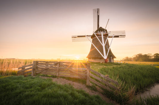 Dibond print: "De zon zakt bijna onder achter de Friese windmolen"