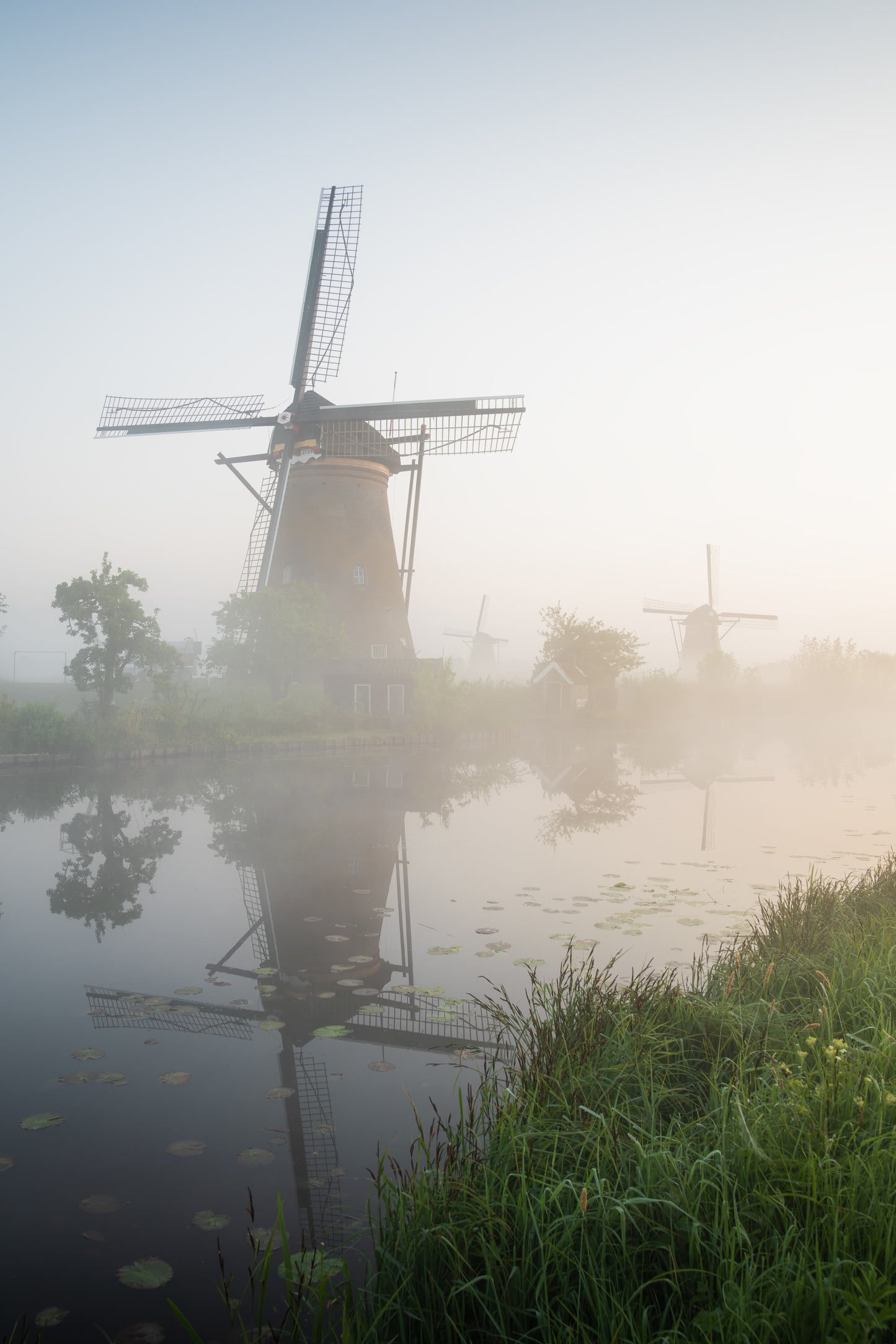 Dibond print: "Drie fantastische molens van Kinderdijk in de mist"