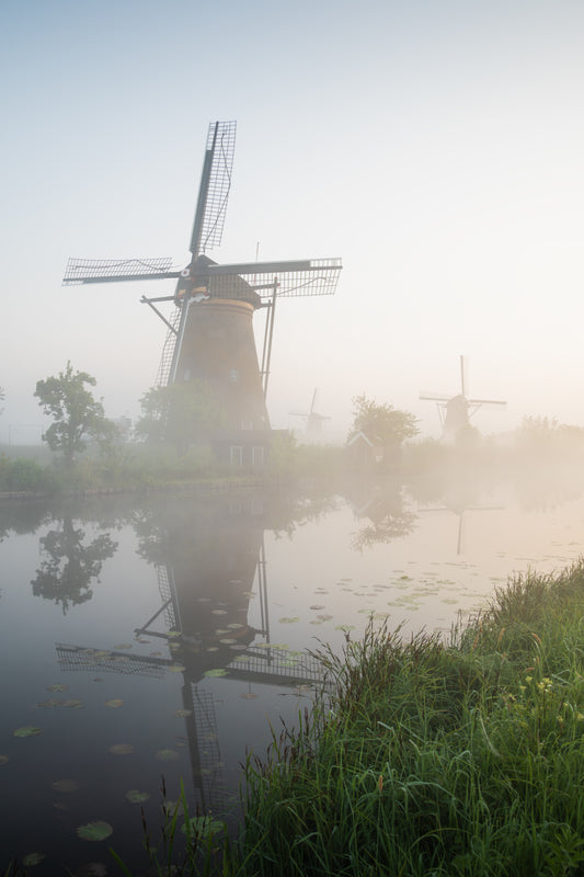 Dibond print: "Drie fantastische molens van Kinderdijk in de mist"