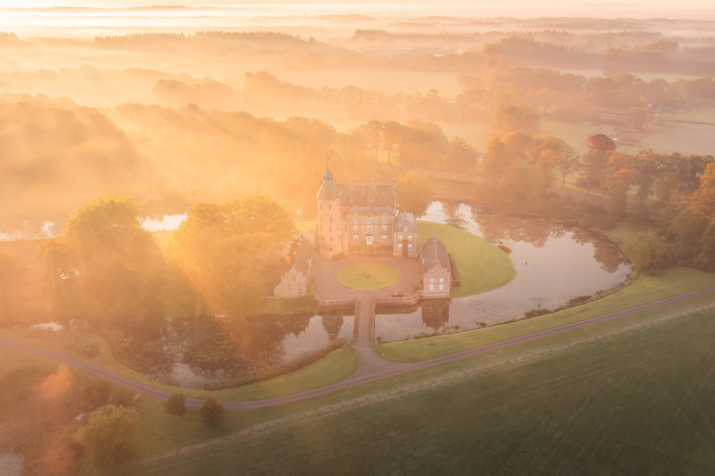 Dibond print: "Mistige zonsopkomst kasteel Rechteren vanuit de lucht"