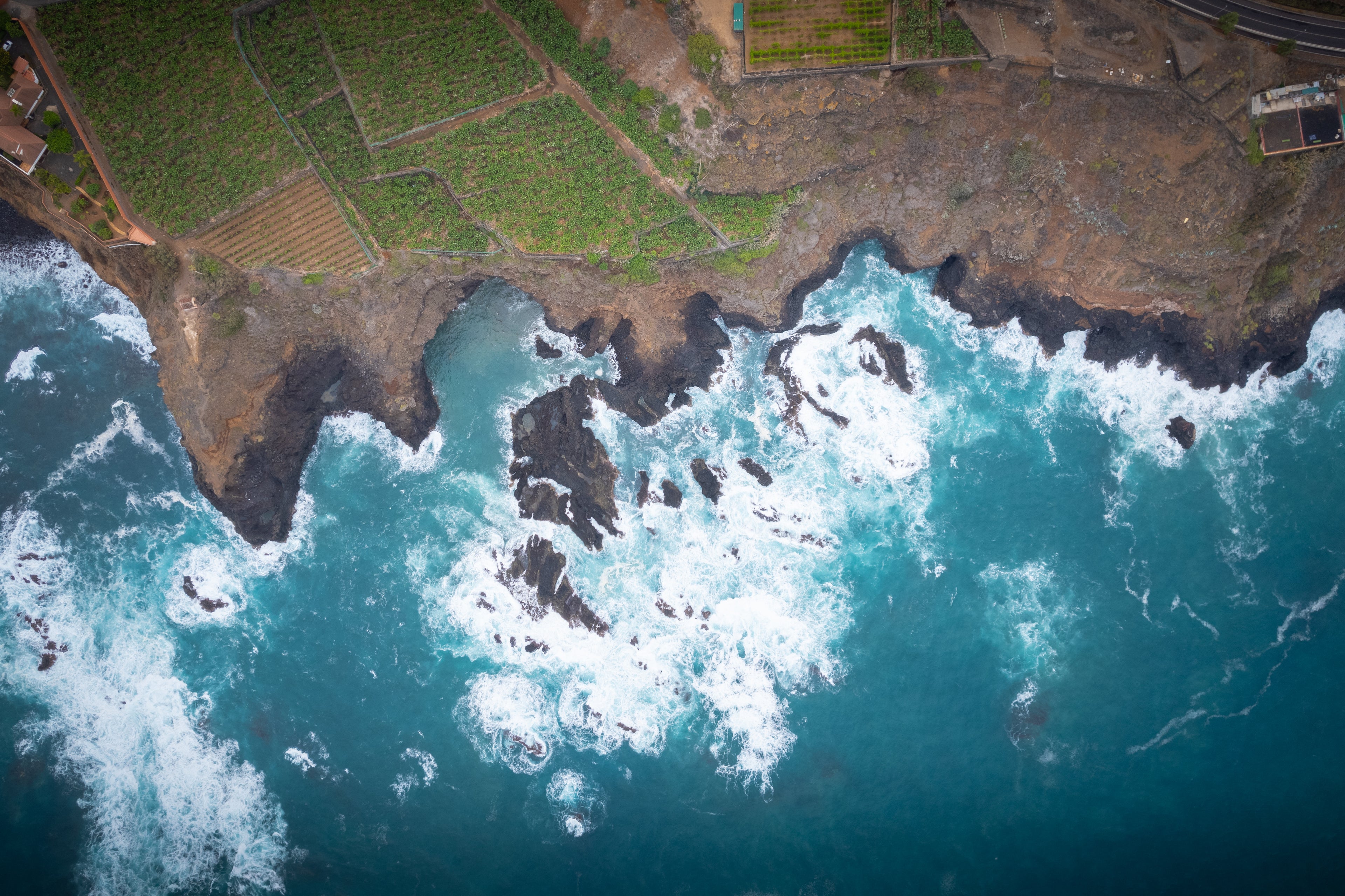 top down foto van de ruige kust van zuid Tenerife met zijn vulkanische rotsachtige uitstraling