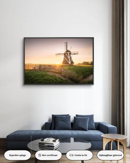 Dibond print: "De zon zakt bijna onder achter de Friese windmolen"
