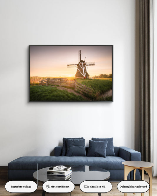 Dibond print: "De zon zakt bijna onder achter de Friese windmolen"