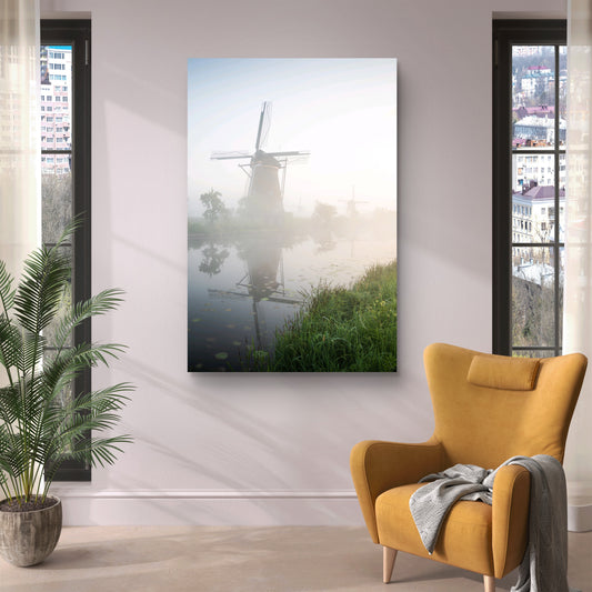 Geweldig zacht beeld van 3 molens in de mist bij Kinderdijk