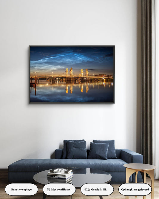 Dibond print: "Lichtende nachtwolken boven Kampen"