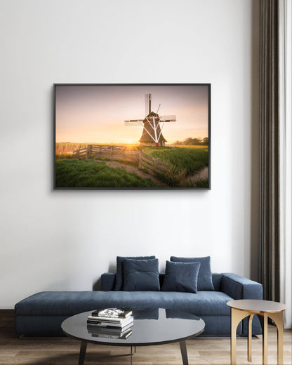 Dibond print: "De zon zakt bijna onder achter de Friese windmolen"